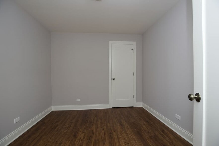 Building Photo - 640 W Wrightwood Ave