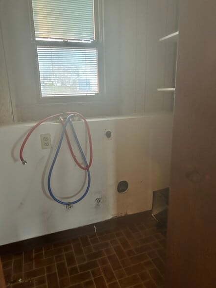 Building Photo - 633 Carmalt St