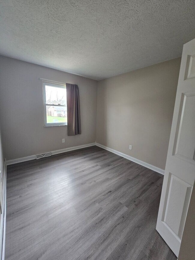 Building Photo - 3 Bedroom Split Entry - Gateway School District