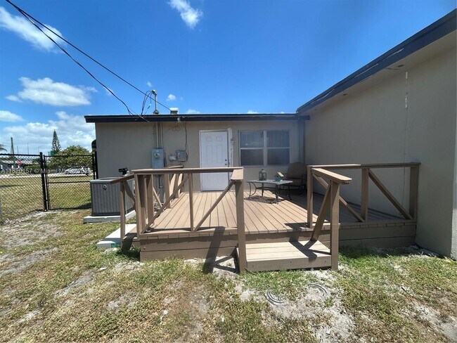 Building Photo - 2846 Fletcher St