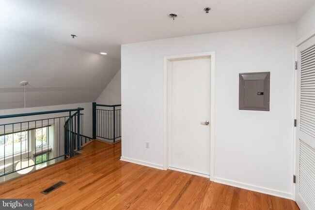 Building Photo - 36 Moore St