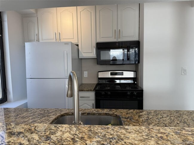 Building Photo - 4 Martine Ave