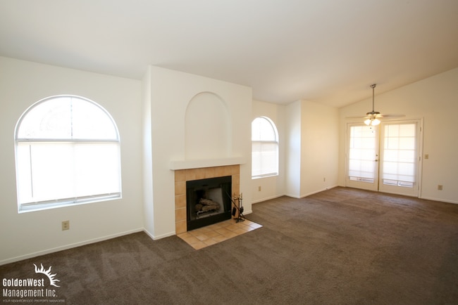 Building Photo - Spacious 2Bdm 2Ba Condo with Fireplace & B...