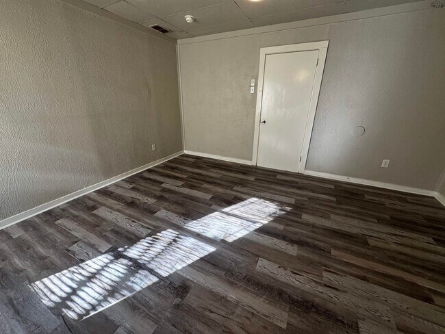 Building Photo - 3201 Southwest Dr