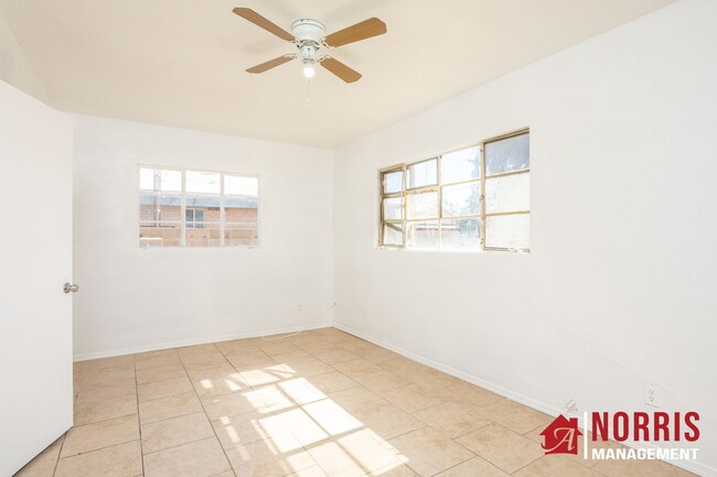 Building Photo - Charming One-Bedroom Duplex