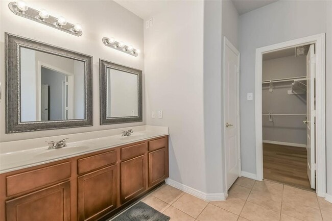 Building Photo - 2212 Highland Crossing Dr
