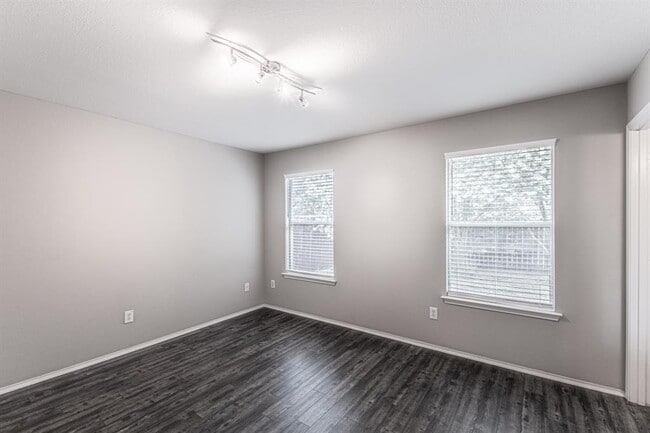 Building Photo - 180 Onyx Lake Dr