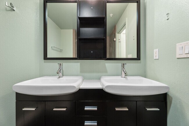 Building Photo - Modern 2-Bedroom Condo with Premium Amenit...