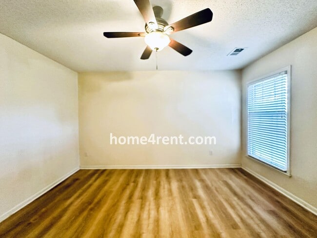 Building Photo - Beautifully Renovated Home in Olathe with a Finished Basement!