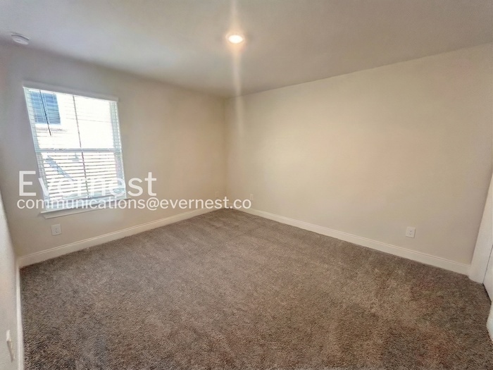 Building Photo - 204 Douglas Bend Rd