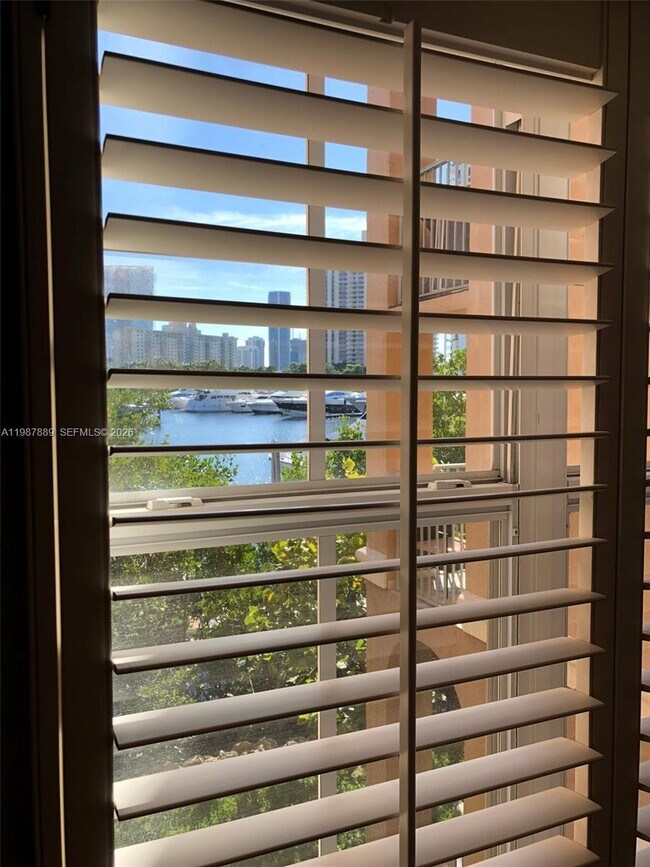 Building Photo - 19901 E Country Club Dr