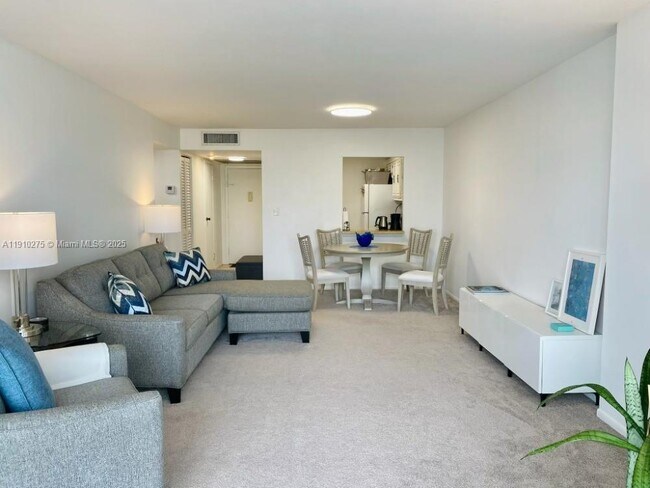 Building Photo - 800 Parkview Dr