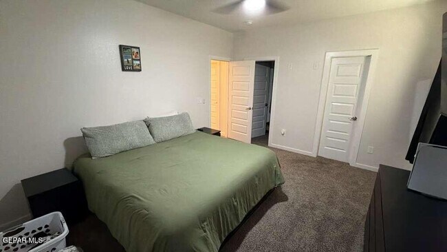 Building Photo - 476 Deserts Dr