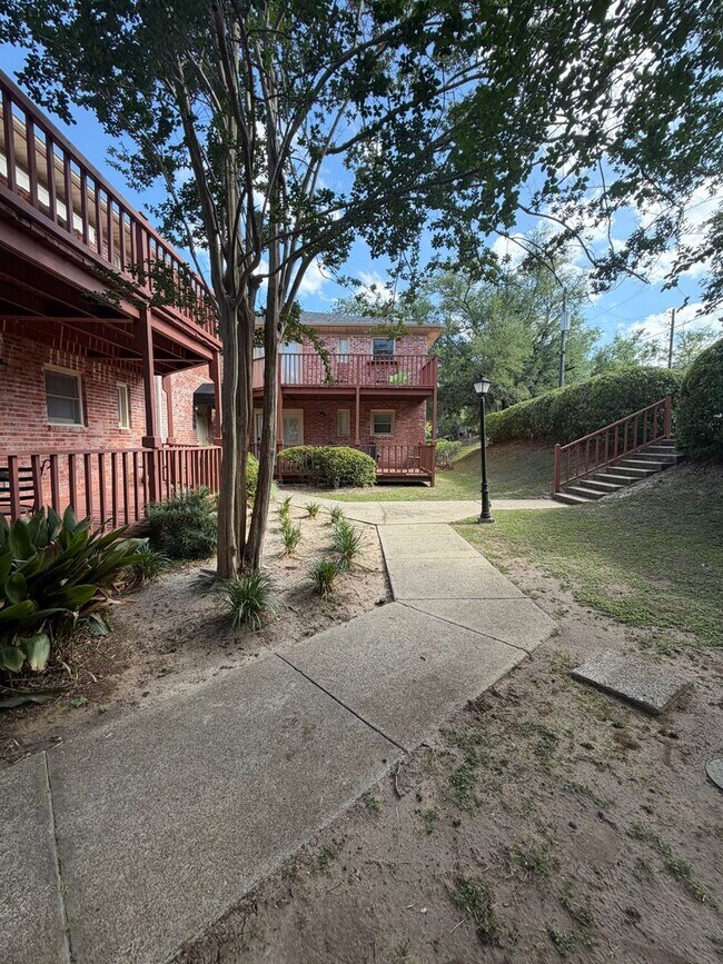 Building Photo - Large Studio Condo Downtown Walking Distance to the Florida State Capitol