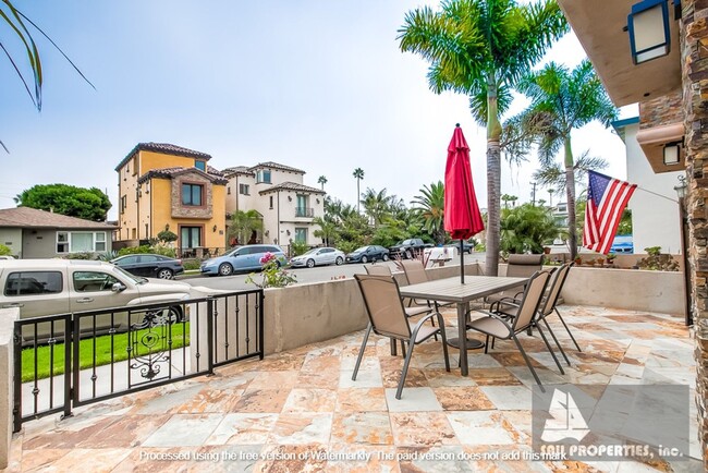 Building Photo - Georgous downtown Huntington Beach home