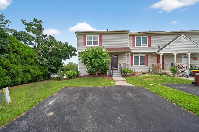 Building Photo - Gorgeous Newly Renovated 3 BR, 2.5 BA Town...