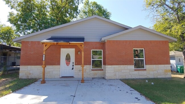 Building Photo - 1012 E Oak St
