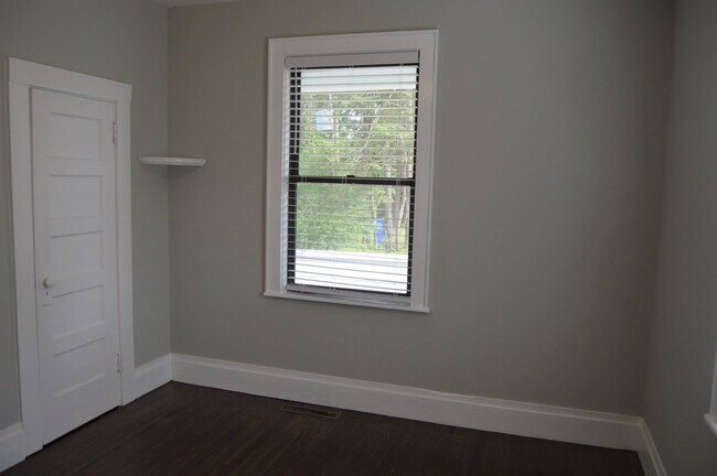 Building Photo - West Asheville Bungalow!