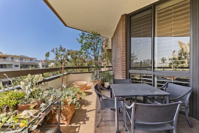 Building Photo - 300 N Swall Dr