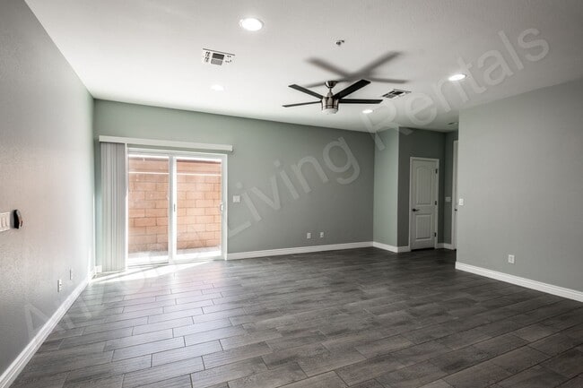 Building Photo - DON'T MISS THIS THREE BEDROOM TOWNHOUSE IN A PRIME LOCATION