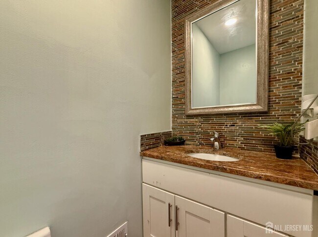 Building Photo - 5 Viburnum Ct