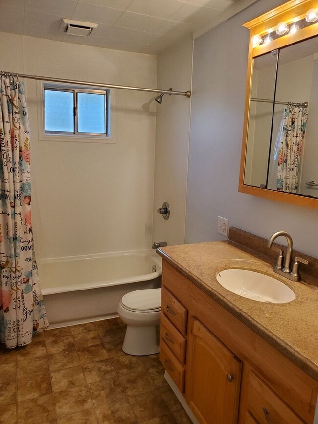 Building Photo - Charming 3 bedroom 1 bath Sheridan Park/Ma...
