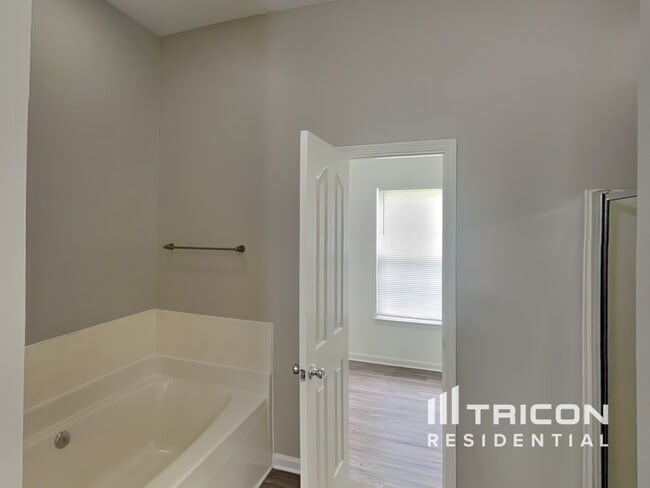 Building Photo - 8800 Willow Crest Dr