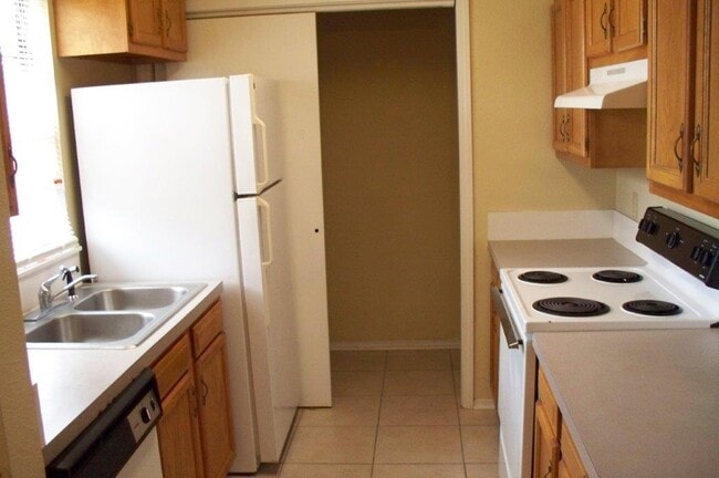 Building Photo - 827 Russell Cir