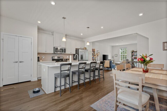 Building Photo - Luxurious three-story townhome with owner's suite and high-end finishes