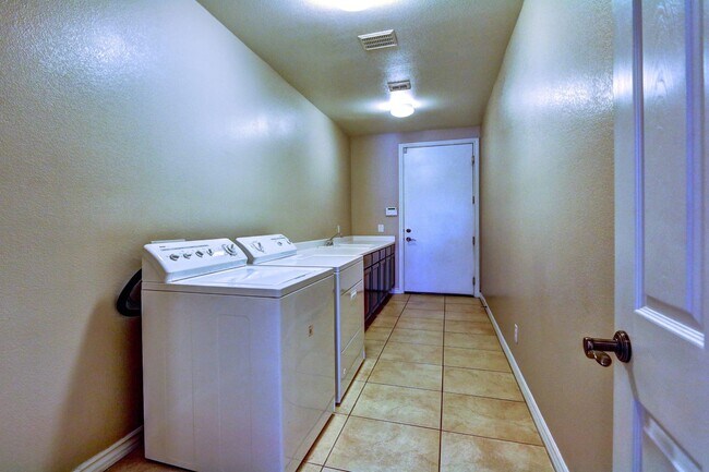 Building Photo - 7541 Prancing Pony Ct