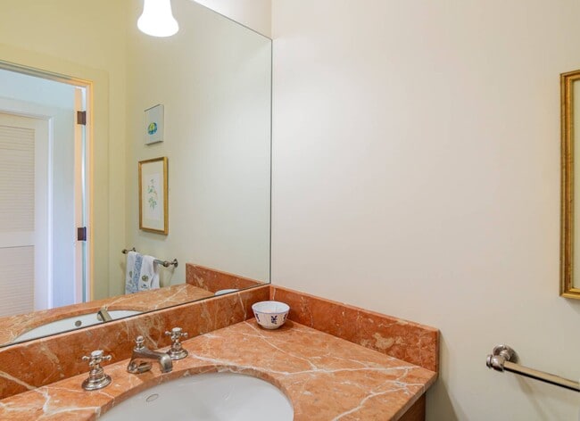 Building Photo - 27 Horseshoe Dr N