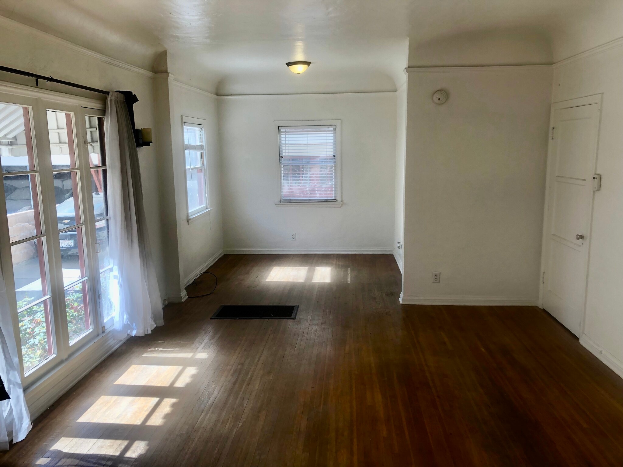 Bright large living room - 1861 Kelton Ave