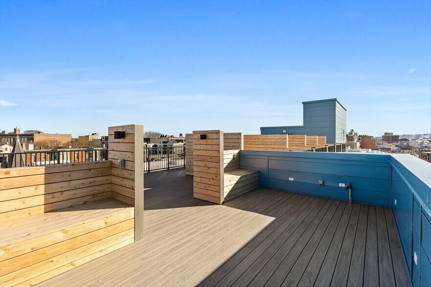 Building Photo - 305 Border St