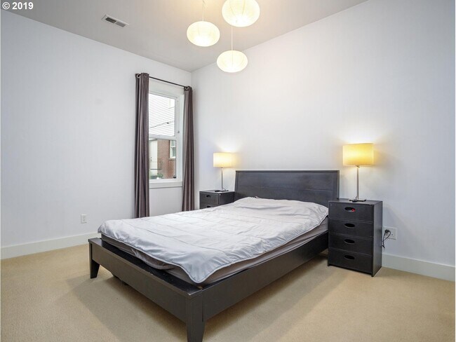 Building Photo - NorthWest/Nob Hill Condo 3Bd/2Ba ~ Washer/Dryer In Unit, Assigned Covered Parking,  Close to Shop...