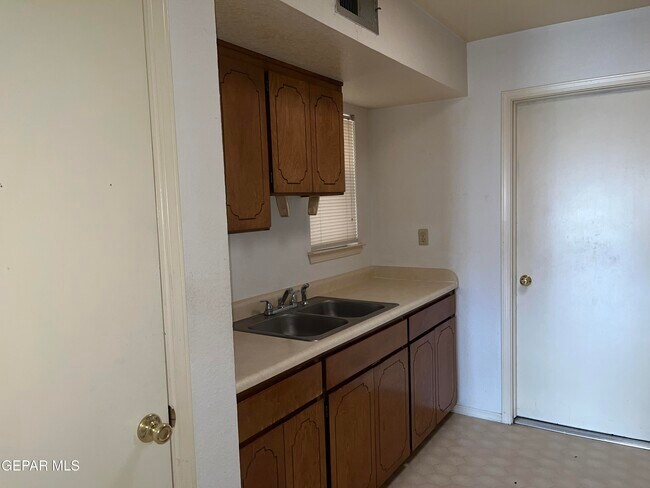 Building Photo - 4006 Skyline Ave