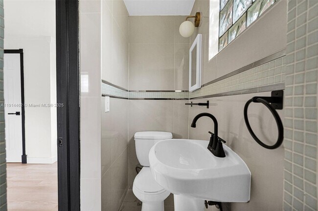 Building Photo - 12287 NE 7th Ave