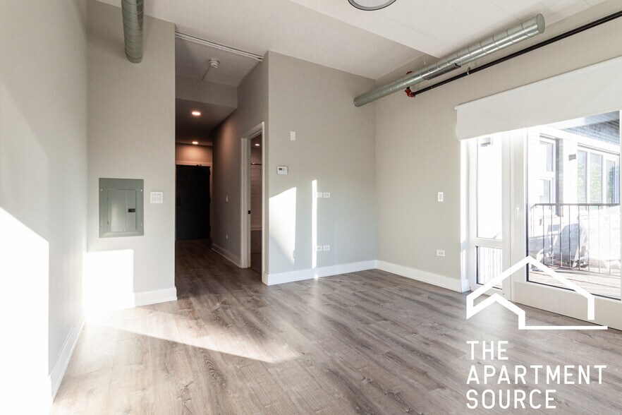 Building Photo - 935 W Belmont Ave