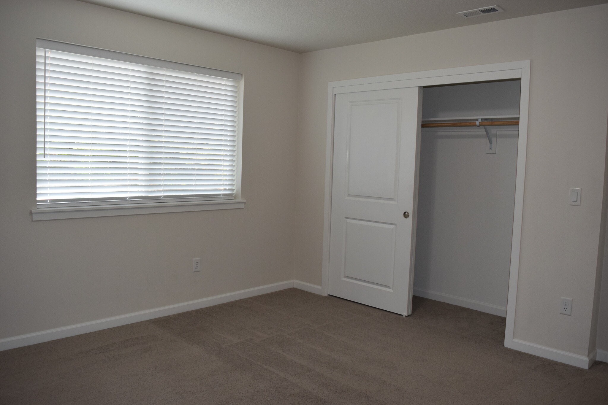 Building Photo - 836 SE Linden Ct