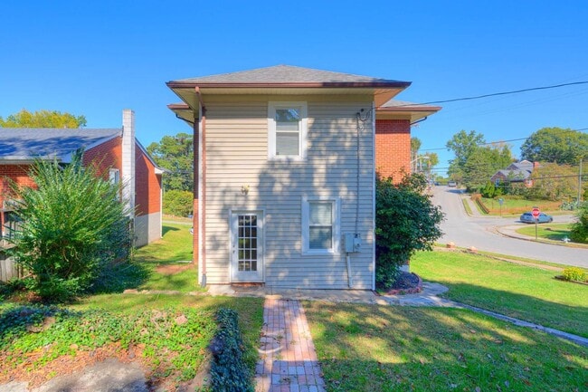 Building Photo - Grandin Court Foursquare convenient to SW City & SW Co!