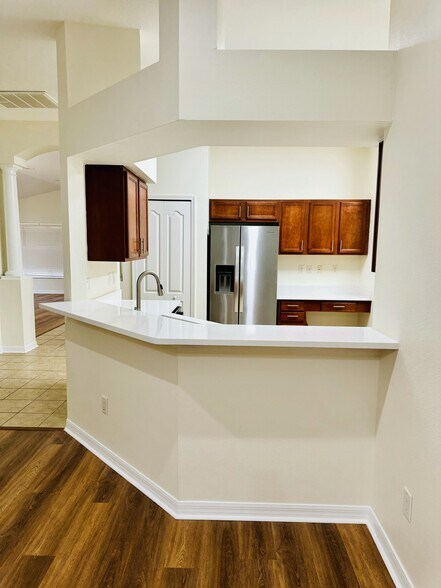 Kitchen bartop - 27325 Edenfield Dr