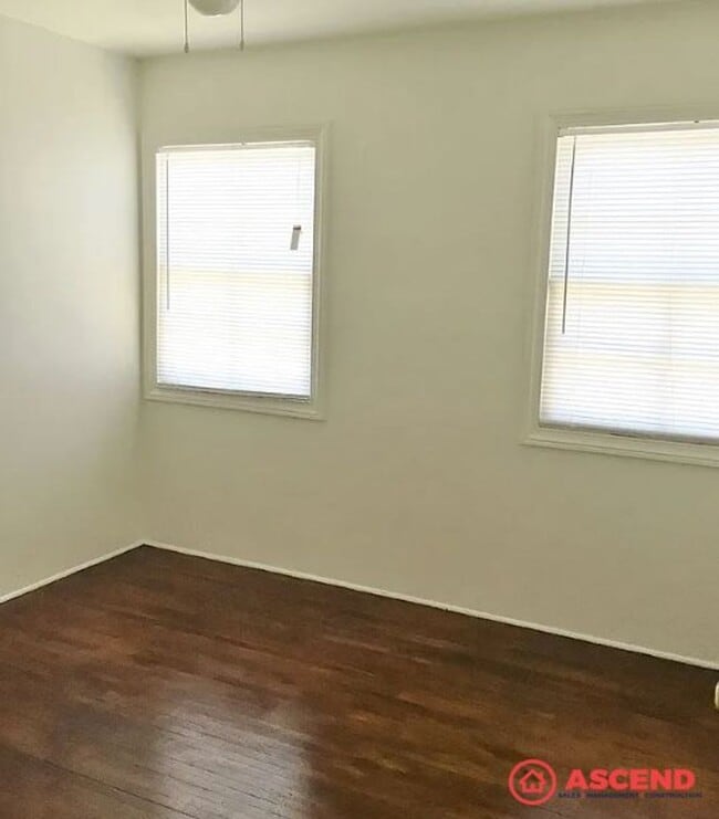 Building Photo - Cozy Home Off Truxtun and Oak!