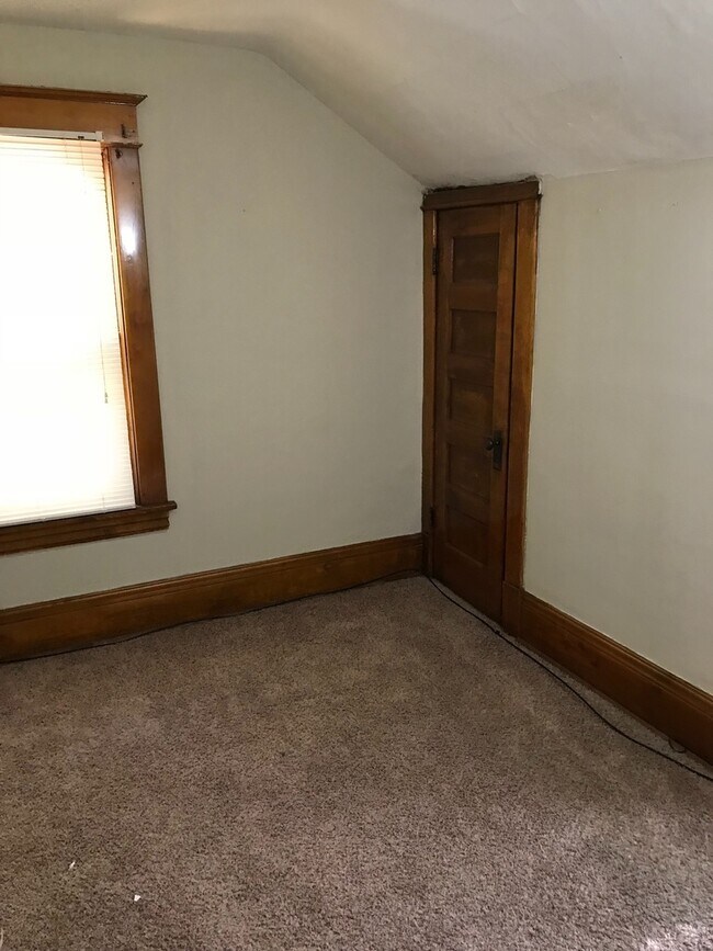 Building Photo - 3 bedroom 1 bath house in St. Paul!