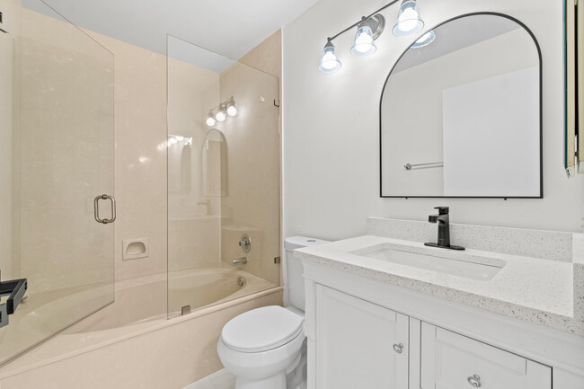 Building Photo - 5054 Golfview Ct