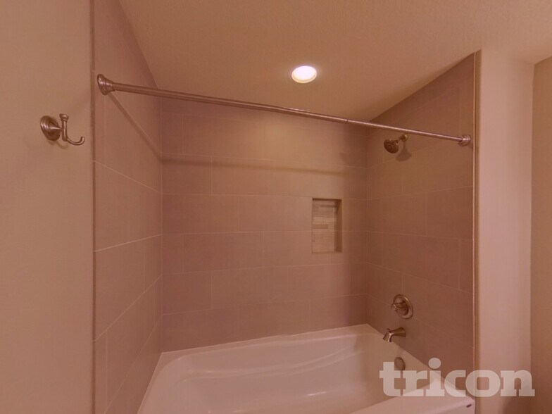 Building Photo - 2604 NE 175th St