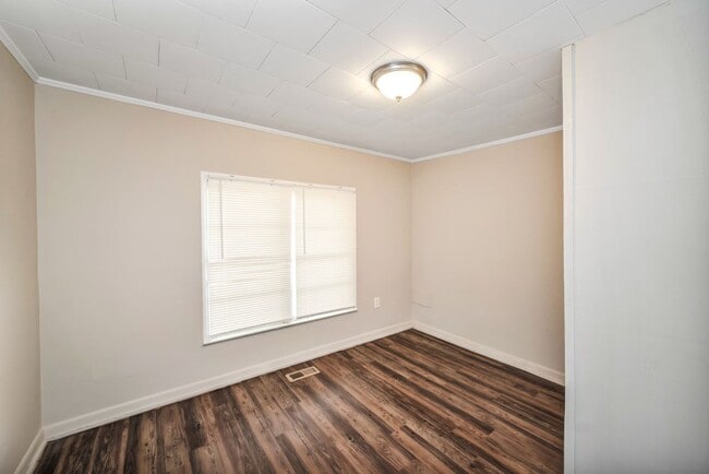 Building Photo - Charming Home with Open Floor Plan & Cover...