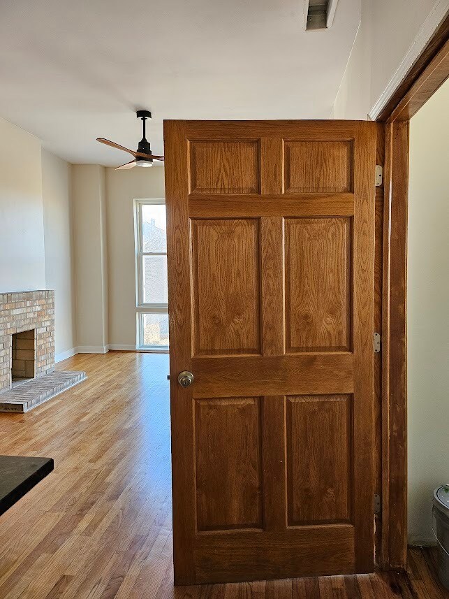 Living room - 2417 W Warren Blvd