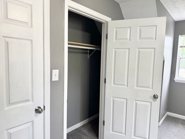 Building Photo - Three Bedroom Close to Ft. Campbell