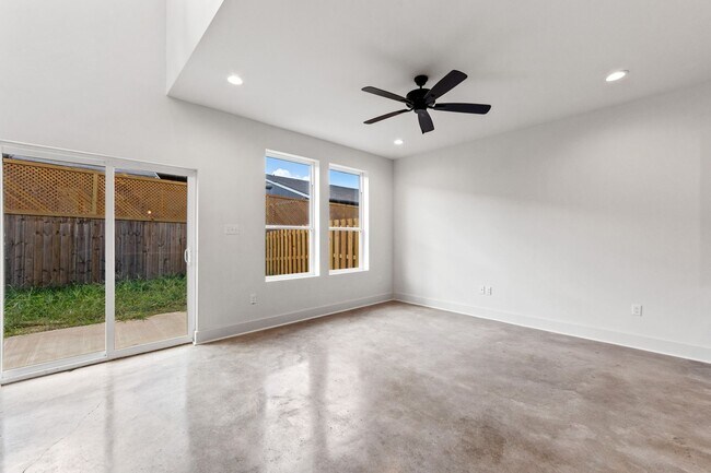 Building Photo - 409 Highland Park Ln