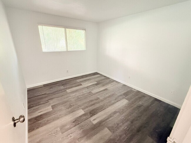 Building Photo - Beautifully Updated Corner Unit with Mount...