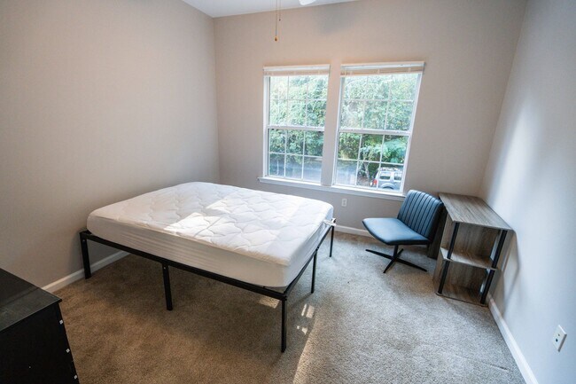 Building Photo - Beautiful 3 Bedroom 2 1/2 Bath Condo